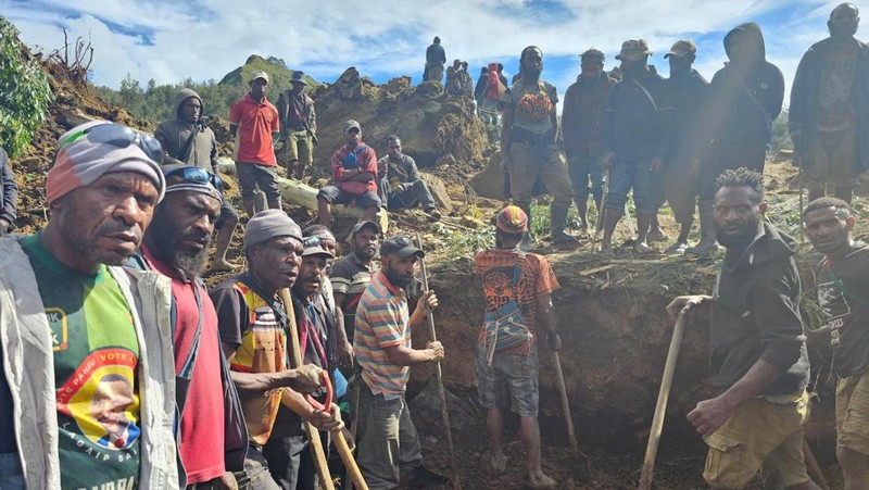 Penduduk setempat berkumpul dan mencari korban di tengah kerusakan akibat tanah longsor di Maip Mulitaka, provinsi Enga, Papua Nugini 24 Mei 2024. (AP/Benjamin Sipa)