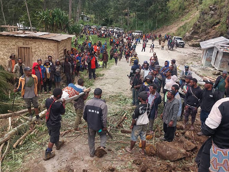 Penduduk setempat berkumpul dan mencari korban di tengah kerusakan akibat tanah longsor di Maip Mulitaka, provinsi Enga, Papua Nugini 24 Mei 2024. (AP/Benjamin Sipa) Penduduk setempat berkumpul dan mencari korban di tengah kerusakan akibat tanah longsor di Maip Mulitaka, provinsi Enga, Papua Nugini 24 Mei 2024. (AP/Benjamin Sipa)
