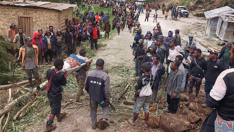 Penduduk setempat berkumpul dan mencari korban di tengah kerusakan akibat tanah longsor di Maip Mulitaka, provinsi Enga, Papua Nugini 24 Mei 2024. (AP/Benjamin Sipa)