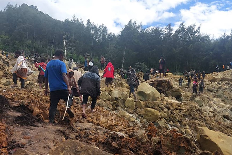 Penduduk setempat berkumpul dan mencari korban di tengah kerusakan akibat tanah longsor di Maip Mulitaka, provinsi Enga, Papua Nugini 24 Mei 2024. (AP/Benjamin Sipa) Penduduk setempat berkumpul dan mencari korban di tengah kerusakan akibat tanah longsor di Maip Mulitaka, provinsi Enga, Papua Nugini 24 Mei 2024. (AP/Benjamin Sipa)