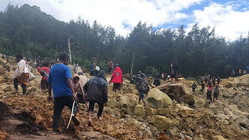 Penduduk setempat berkumpul dan mencari korban di tengah kerusakan akibat tanah longsor di Maip Mulitaka, provinsi Enga, Papua Nugini 24 Mei 2024. (AP/Benjamin Sipa)