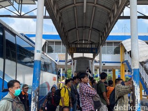 Puluhan Ribu Masyarakat Padati Terminal Purabaya Saat Long Weekend Waisak