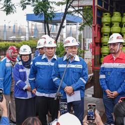 Mendag & Pertamina Patra Niaga Cek Takaran LPG di SPBE Tanjung Priok
