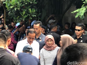 Jokowi Makan Siang Bareng Gibran hingga Kaesang di Kopi Klotok Sleman