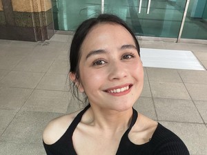 Gaya Prilly Latuconsina Pamer Foto Selfie, Tubuh Langsingnya Bikin Salfok