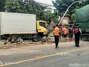 Sopir Ngantuk, Truk Tabrak Tiang Lampu dan Patung di Jalan Denpasar-Gilimanuk