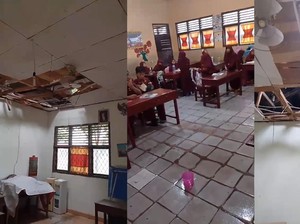 Miris, Siswa SD di Lampung Selatan Belajar dalam Kelas yang Bocor