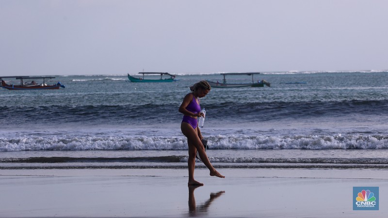 Wisatawan mancanegara beraktivitas di Pantai Kuta, Denpasar, Bali, Sabtu (25/5/2024). Pantai Kuta masih menjadi primadona wisatawan mancanegara yang berkunjung ke Bali. (CNBC Indonesia/Faisal Rahman) Wisatawan mancanegara beraktivitas di Pantai Kuta, Denpasar, Bali, Sabtu (25/5/2024). Pantai Kuta masih menjadi primadona wisatawan mancanegara yang berkunjung ke Bali. (CNBC Indonesia/Faisal Rahman)