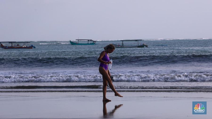Wisatawan mancanegara beraktivitas di Pantai Kuta, Denpasar, Bali, Sabtu (25/5/2024). Pantai Kuta masih menjadi primadona wisatawan mancanegara yang berkunjung ke Bali. (CNBC Indonesia/Faisal Rahman)