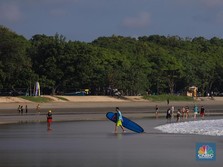 Wisatawan mancanegara beraktivitas di Pantai Kuta, Denpasar, Bali, Sabtu (25/5/2024). Pantai Kuta masih menjadi primadona wisatawan mancanegara yang berkunjung ke Bali. (CNBC Indonesia/Faisal Rahman)