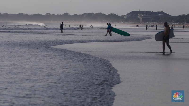Wisatawan mancanegara beraktivitas di Pantai Kuta, Denpasar, Bali, Sabtu (25/5/2024). Pantai Kuta masih menjadi primadona wisatawan mancanegara yang berkunjung ke Bali. (CNBC Indonesia/Faisal Rahman)
