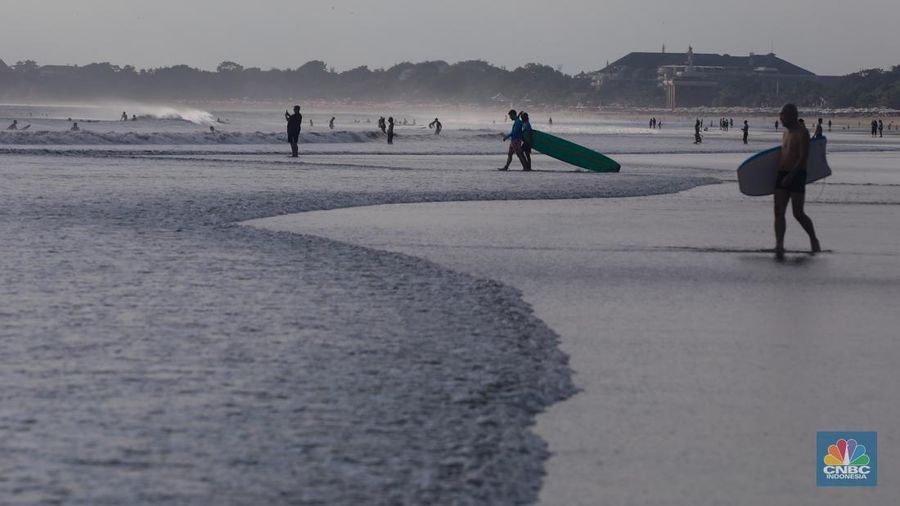 Wisatawan mancanegara beraktivitas di Pantai Kuta, Denpasar, Bali, Sabtu (25/5/2024). Pantai Kuta masih menjadi primadona wisatawan mancanegara yang berkunjung ke Bali. (²©²ÊÍøÕ¾/Faisal Rahman)
