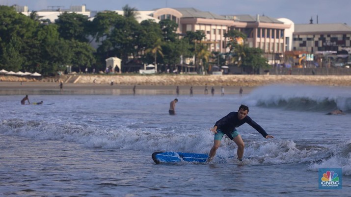 Wisatawan mancanegara beraktivitas di Pantai Kuta, Denpasar, Bali, Sabtu (25/5/2024). Pantai Kuta masih menjadi primadona wisatawan mancanegara yang berkunjung ke Bali. (CNBC Indonesia/Faisal Rahman)