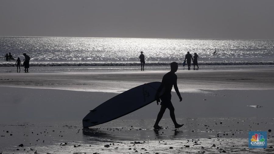 Wisatawan mancanegara beraktivitas di Pantai Kuta, Denpasar, Bali, Sabtu (25/5/2024). Pantai Kuta masih menjadi primadona wisatawan mancanegara yang berkunjung ke Bali. (²©²ÊÍøÕ¾/Faisal Rahman)