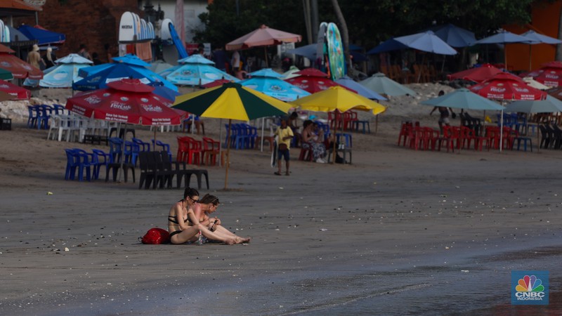 Wisatawan mancanegara beraktivitas di Pantai Kuta, Denpasar, Bali, Sabtu (25/5/2024). Pantai Kuta masih menjadi primadona wisatawan mancanegara yang berkunjung ke Bali. (CNBC Indonesia/Faisal Rahman) Wisatawan mancanegara beraktivitas di Pantai Kuta, Denpasar, Bali, Sabtu (25/5/2024). Pantai Kuta masih menjadi primadona wisatawan mancanegara yang berkunjung ke Bali. (CNBC Indonesia/Faisal Rahman)