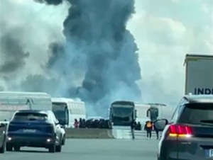 Suporter PSG dan Lyon Bentrok, 1 Bus Dibakar-8 Petugas Terluka