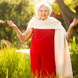 Sosok Nenek Usia 102 Tahun yang Masih Kerja di Fitness & Spa