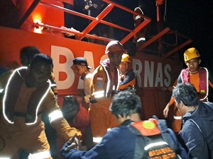Kapal Nelayan di Babel Dihantam Ombak, 9 ABK Selamat