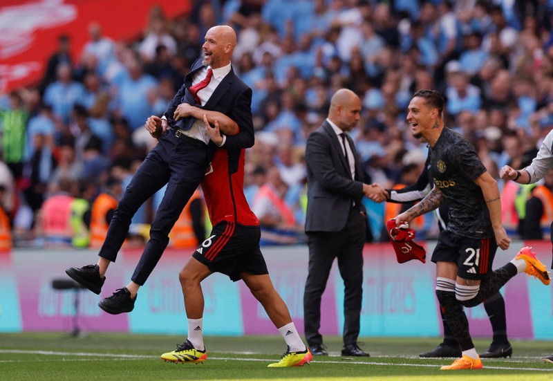 Final - Manchester City v Manchester United - Stadion Wembley, London, Inggris - 25 Mei 2024 Mateo Kovacic dari Manchester City beraksi bersama Bruno Fernandes dari Manchester United. (REUTERS/Hannah McKay) Final - Manchester City v Manchester United - Stadion Wembley, London, Inggris - 25 Mei 2024 Mateo Kovacic dari Manchester City beraksi bersama Bruno Fernandes dari Manchester United. (REUTERS/Hannah McKay)