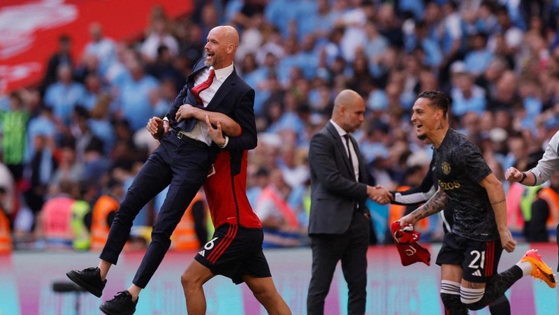 Final - Manchester City v Manchester United - Stadion Wembley, London, Inggris - 25 Mei 2024 Mateo Kovacic dari Manchester City beraksi bersama Bruno Fernandes dari Manchester United. (REUTERS/Hannah McKay)