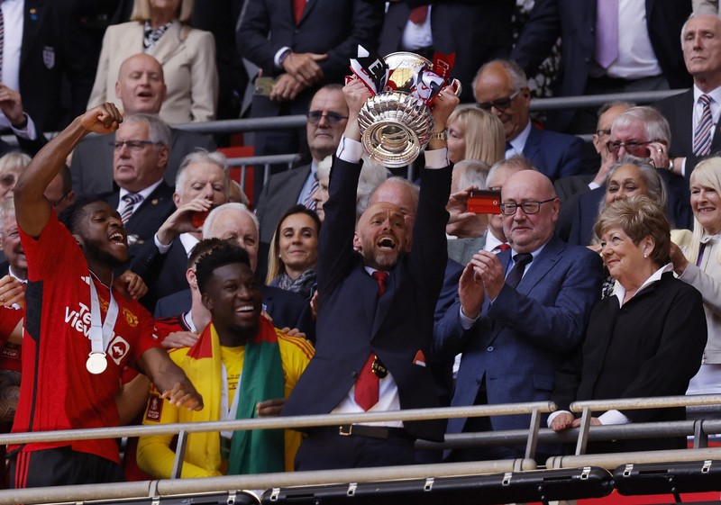Final - Manchester City v Manchester United - Stadion Wembley, London, Inggris - 25 Mei 2024 Mateo Kovacic dari Manchester City beraksi bersama Bruno Fernandes dari Manchester United. (REUTERS/Hannah McKay) Final - Manchester City v Manchester United - Stadion Wembley, London, Inggris - 25 Mei 2024 Mateo Kovacic dari Manchester City beraksi bersama Bruno Fernandes dari Manchester United. (REUTERS/Hannah McKay)