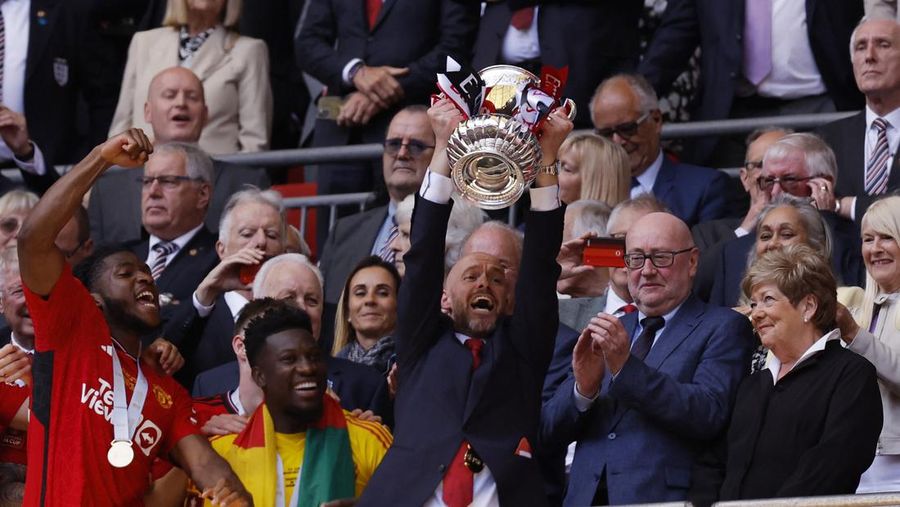 Final - Manchester City v Manchester United - Stadion Wembley, London, Inggris - 25 Mei 2024 Mateo Kovacic dari Manchester City beraksi bersama Bruno Fernandes dari Manchester United. (REUTERS/Hannah McKay)
