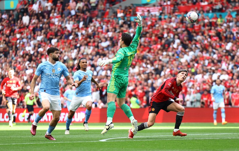 Final - Manchester City v Manchester United - Stadion Wembley, London, Inggris - 25 Mei 2024 Mateo Kovacic dari Manchester City beraksi bersama Bruno Fernandes dari Manchester United. (REUTERS/Hannah McKay) Final - Manchester City v Manchester United - Stadion Wembley, London, Inggris - 25 Mei 2024 Mateo Kovacic dari Manchester City beraksi bersama Bruno Fernandes dari Manchester United. (REUTERS/Hannah McKay)