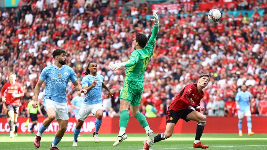Final - Manchester City v Manchester United - Stadion Wembley, London, Inggris - 25 Mei 2024 Mateo Kovacic dari Manchester City beraksi bersama Bruno Fernandes dari Manchester United. (REUTERS/Hannah McKay)