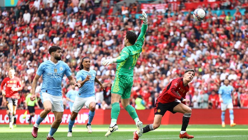 Final - Manchester City v Manchester United - Stadion Wembley, London, Inggris - 25 Mei 2024 Mateo Kovacic dari Manchester City beraksi bersama Bruno Fernandes dari Manchester United. (REUTERS/Hannah McKay)