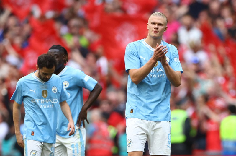 Final - Manchester City v Manchester United - Stadion Wembley, London, Inggris - 25 Mei 2024 Mateo Kovacic dari Manchester City beraksi bersama Bruno Fernandes dari Manchester United. (REUTERS/Hannah McKay) Final - Manchester City v Manchester United - Stadion Wembley, London, Inggris - 25 Mei 2024 Mateo Kovacic dari Manchester City beraksi bersama Bruno Fernandes dari Manchester United. (REUTERS/Hannah McKay)