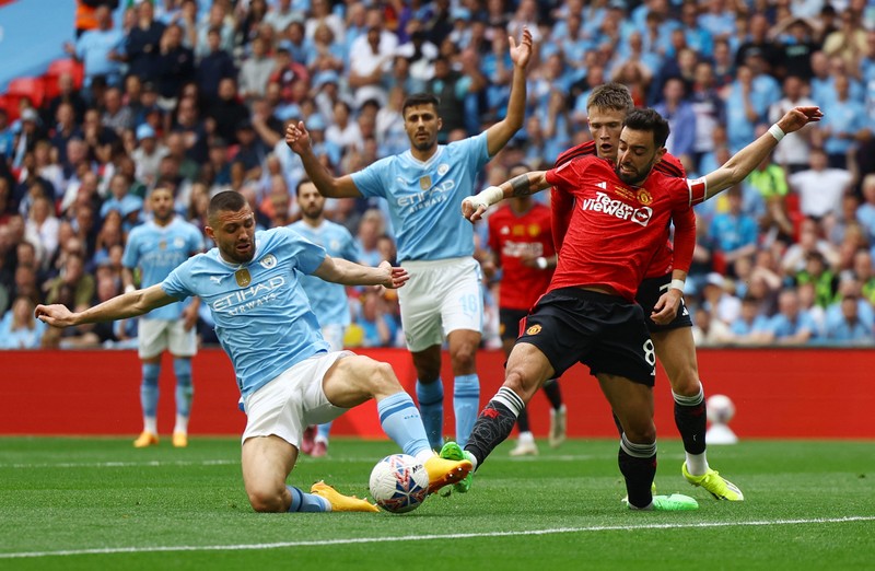 Final - Manchester City v Manchester United - Stadion Wembley, London, Inggris - 25 Mei 2024 Mateo Kovacic dari Manchester City beraksi bersama Bruno Fernandes dari Manchester United. (REUTERS/Hannah McKay)