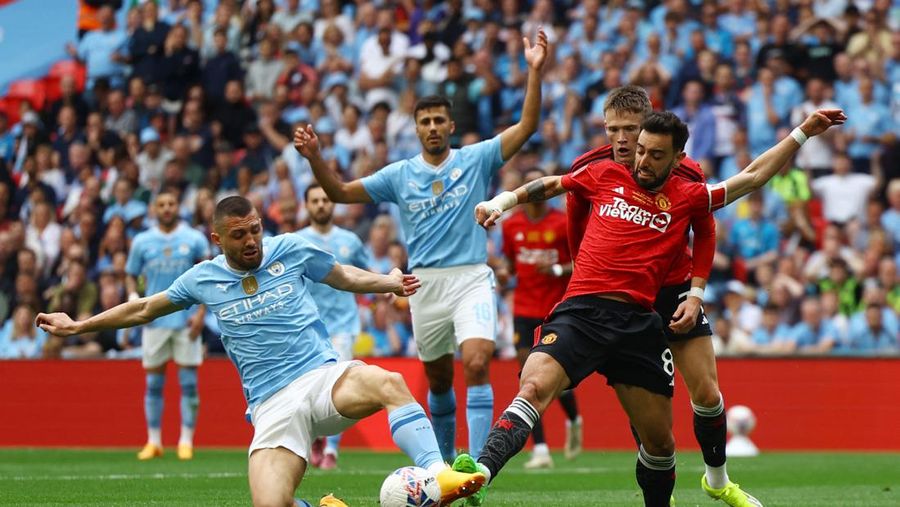 Final - Manchester City v Manchester United - Stadion Wembley, London, Inggris - 25 Mei 2024 Mateo Kovacic dari Manchester City beraksi bersama Bruno Fernandes dari Manchester United. (REUTERS/Hannah McKay)