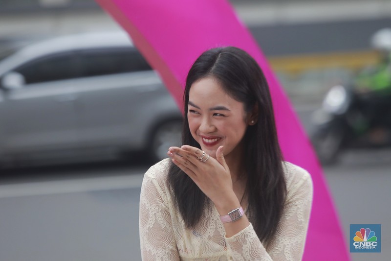 Top Women Fest 2024 Direktur Utama Perum Damri, Setia N Milatina Moemin; Staf Khusus Presiden Joko Widodo, Angkie Yudistia; Influencer Trend Fashion Rania Maheswari Yamin di acara Top Women Fest 2024. (CNBC Indonesia/Muhamad Sabki)