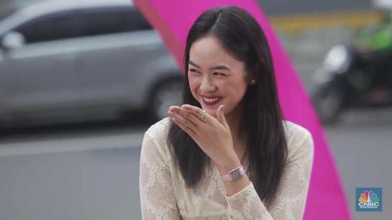 Direktur Utama Perum Damri, Setia N Milatina Moemin; Staf Khusus Presiden Joko Widodo, Angkie Yudistia; Influencer Trend Fashion Rania Maheswari Yamin di acara Top Women Fest 2024. (CNBC Indonesia/Muhamad Sabki)