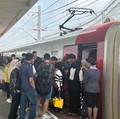 100 Ribu Tiket Terjual, Penumpang Antre Mengular Masuk KA Cepat Whoosh