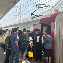 100 Ribu Tiket Terjual, Penumpang Antre Mengular Masuk KA Cepat Whoosh