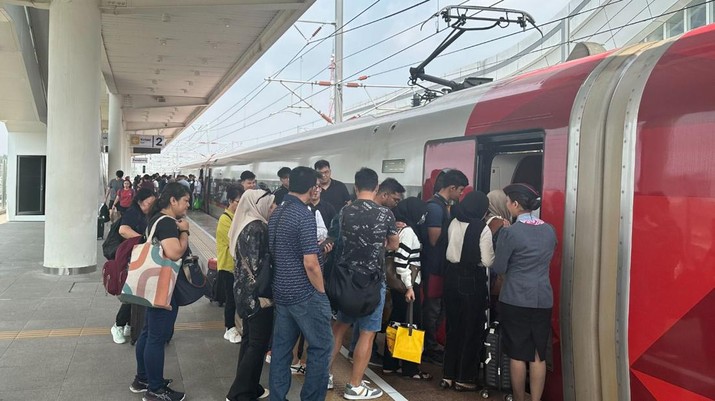 Kereta Cepat Whoosh dipadati penumpang arus balik cuti bersama Waisak. (Dok: KCIC)