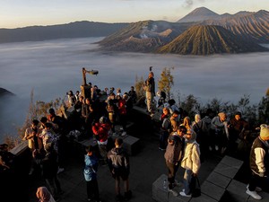 Katanya Sunrise Terindah, tapi yang Bisa Dilihat Cuma Keramaian