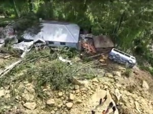 Pilu Ribuan Orang Tertimbun Longsor di Negara Tetangga Indonesia