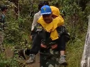 Momen Pendaki Wanita Hipotermia di Gunung Bawakaraeng Dievakuasi Tim SAR