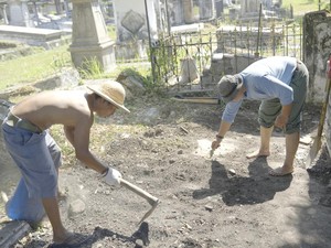 Lantai Berusia 1 Abad Ditemukan Saat Kegiatan Land Clearing Makam Peneleh