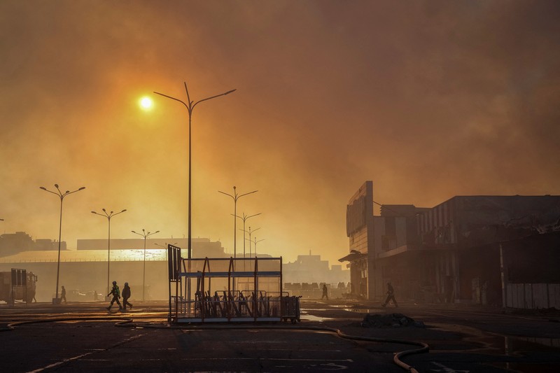 Perang Rusia dan Ukraina masih terus berlanjut. Rusia kini meluncurkan serangan ke salah satu toko penjual hardware atau perangkat keras di wilayah Kharkiv, Ukraina. (AP/Andrii Marienko)