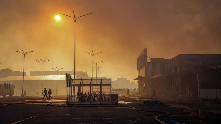 Perang Rusia dan Ukraina masih terus berlanjut. Rusia kini meluncurkan serangan ke salah satu toko penjual hardware atau perangkat keras di wilayah Kharkiv, Ukraina. (REUTERS/Oleksandr Ratushniak)