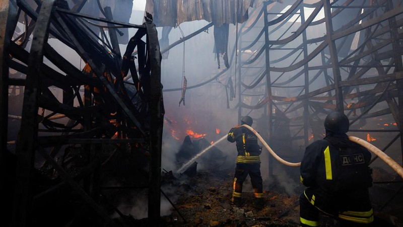 Perang Rusia dan Ukraina masih terus berlanjut. Rusia kini meluncurkan serangan ke salah satu toko penjual hardware atau perangkat keras di wilayah Kharkiv, Ukraina. (AP/Andrii Marienko)