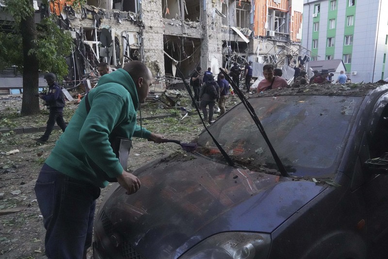 Perang Rusia dan Ukraina masih terus berlanjut. Rusia kini meluncurkan serangan ke salah satu toko penjual hardware atau perangkat keras di wilayah Kharkiv, Ukraina. (AP/Andrii Marienko) Perang Rusia dan Ukraina masih terus berlanjut. Rusia kini meluncurkan serangan ke salah satu toko penjual hardware atau perangkat keras di wilayah Kharkiv, Ukraina. (AP/Andrii Marienko)