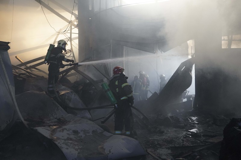 Perang Rusia dan Ukraina masih terus berlanjut. Rusia kini meluncurkan serangan ke salah satu toko penjual hardware atau perangkat keras di wilayah Kharkiv, Ukraina. (AP/Andrii Marienko)