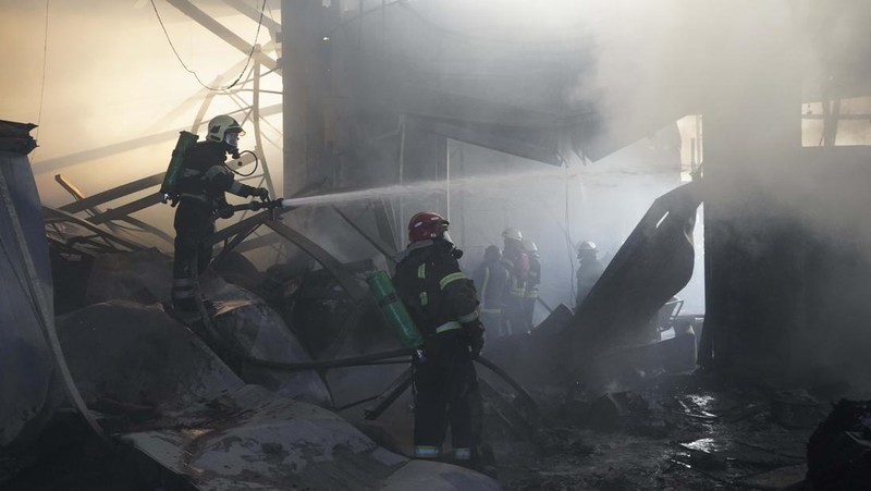 Perang Rusia dan Ukraina masih terus berlanjut. Rusia kini meluncurkan serangan ke salah satu toko penjual hardware atau perangkat keras di wilayah Kharkiv, Ukraina. (AP/Andrii Marienko)
