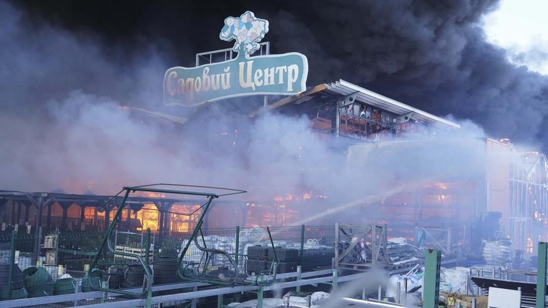 Perang Rusia dan Ukraina masih terus berlanjut. Rusia kini meluncurkan serangan ke salah satu toko penjual hardware atau perangkat keras di wilayah Kharkiv, Ukraina. (AP/Andrii Marienko)