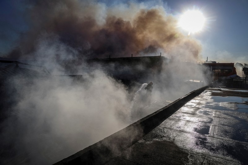 Perang Rusia dan Ukraina masih terus berlanjut. Rusia kini meluncurkan serangan ke salah satu toko penjual hardware atau perangkat keras di wilayah Kharkiv, Ukraina. (AP/Andrii Marienko) Perang Rusia dan Ukraina masih terus berlanjut. Rusia kini meluncurkan serangan ke salah satu toko penjual hardware atau perangkat keras di wilayah Kharkiv, Ukraina. (AP/Andrii Marienko)