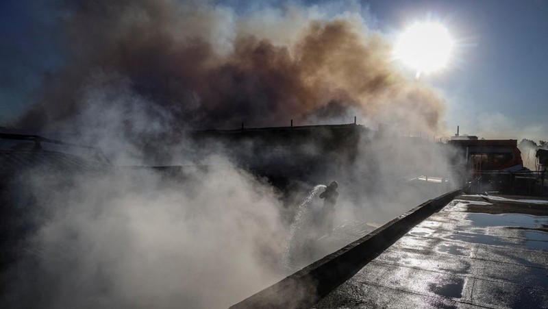Perang Rusia dan Ukraina masih terus berlanjut. Rusia kini meluncurkan serangan ke salah satu toko penjual hardware atau perangkat keras di wilayah Kharkiv, Ukraina. (AP/Andrii Marienko)